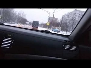 Поездка в машине в центр города зимой