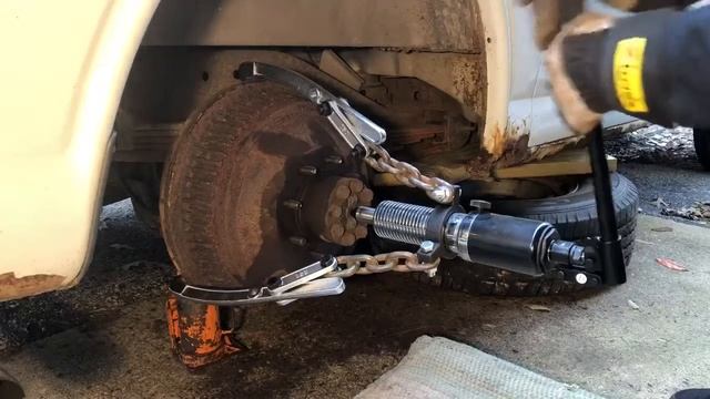 Stuck brake drum removed with slightly modified HF 12 ton 3 jaw puller смотреть онлайн