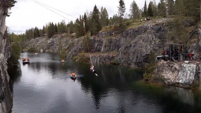 Девушка падает в глубокий карьер и кричит смотреть онлайн