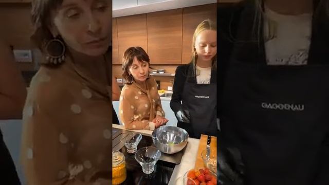 Готовили вкусно, с любовью и весело шницель из индейки, смузи и коктейльный салат смотреть онлайн