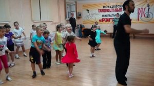 Небольшая детская танцевальная разминка