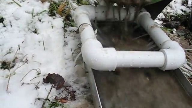 Промывка золота шлюзом с электропомпой.