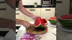 А ТЫ ЗНАЕШЬ КАК ПРАВИЛЬНО РЕЗАТЬ АРБУЗ? Я ТЕБЯ НАУЧУ!ЛАЙФХАК.