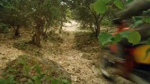 Доспехи бога 1 , падение Джекичана на Honda CR в подъём