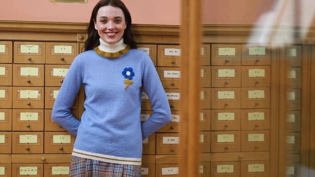 С чем носить фактурные цветные колготки весной 2023? смотреть онлайн