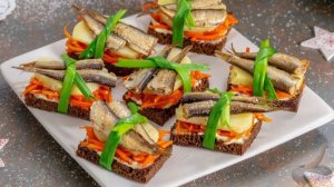 Застольная классика.
Гренки со шпротами и картофелем