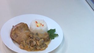 Курица с грибами и луком пореем видео рецепт