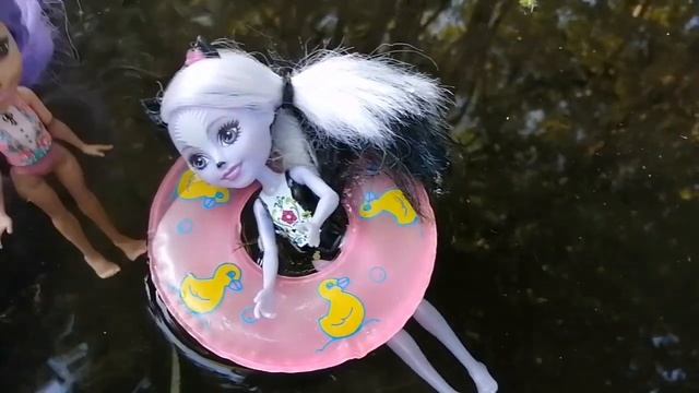 Данесса и Скунсини купают питомцев #Enchantimals #Куклы #лето смотреть онлайн