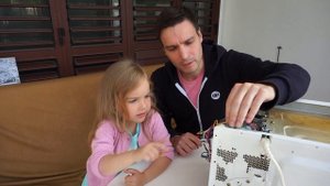 Как устроена микроволновка – ребенок разбирает микроволновую печь