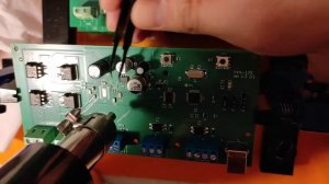 Выпаиваю конденсаторы 1206, 0805 феном Quick 857DW+.