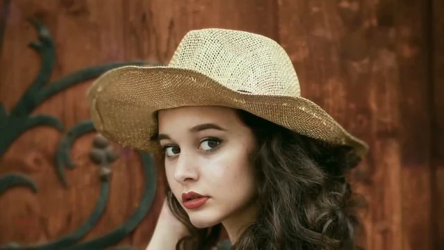 Заблудившийся турист вышел к хижине в лесу. И ужаснулся, поняв, к кому попал смотреть онлайн