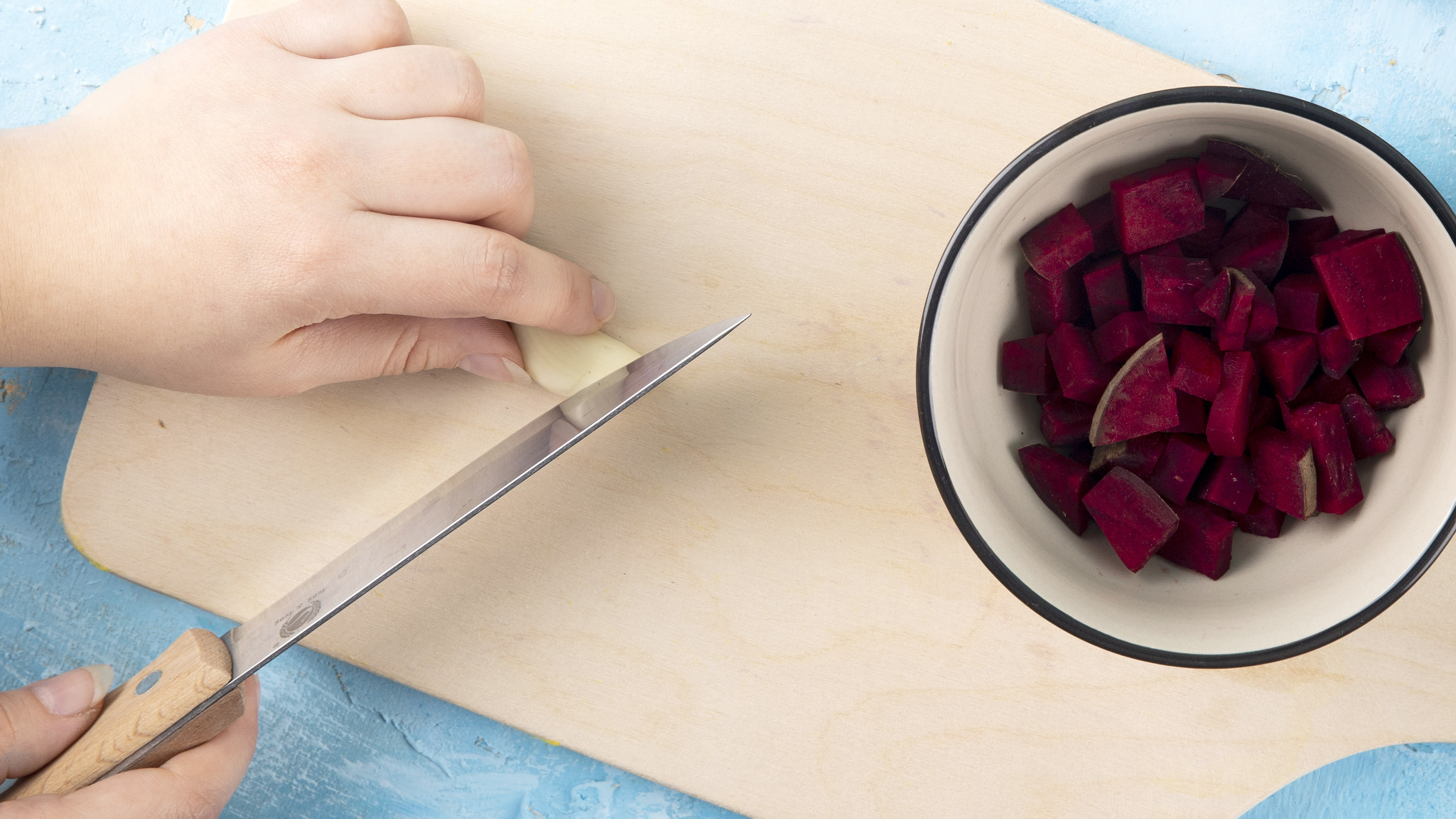 Если есть СВЕКЛА и ОРЕХИ, то будет вкусно. Быстрый и вкусный салат. смотреть онлайн