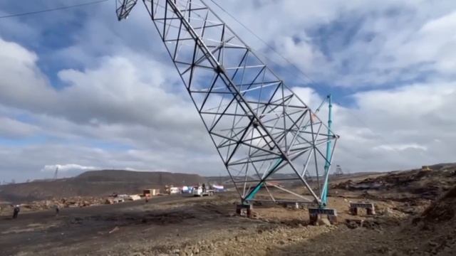Установка опоры ЛЭП с помощью Падающей стрелы (Строительство ВЛ110кВ)