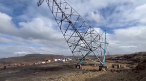 Установка опоры ЛЭП с помощью Падающей стрелы (Строительство ВЛ110кВ)