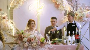 Гости встречают молодых аплодисментами