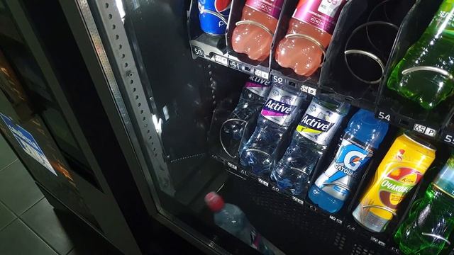 Как достать бутылку застрявшую в вендинг автомате! Шок. В первые столкнулся с таким! смотреть онлайн