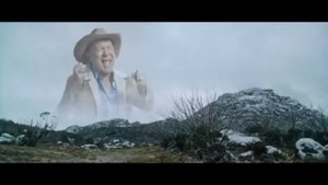 Мужик в шляпе орет с русских песен.