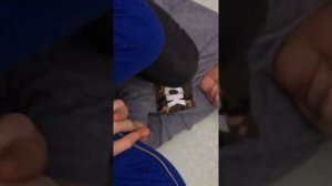 Мальчик надувает шарик)))😂🙈