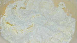 Завитушки с творогом в сметанной заливке