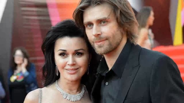 МУЖ ЗАВОРОТНЮК НЕ МОЖЕТ СМИРИТЬСЯ.. НОЧУЕТ У ЕЁ ПОСТЕЛИ.. СОСТОЯНИЕ АНАСТАСИИ ЗАВОРОТНЮК СЕЙЧАС! смотреть онлайн