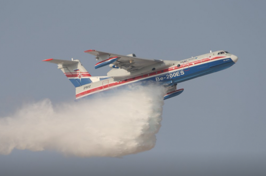 Самолеты-амфибии Бе-200 привлекли к тушению природного пожара в Геленджике