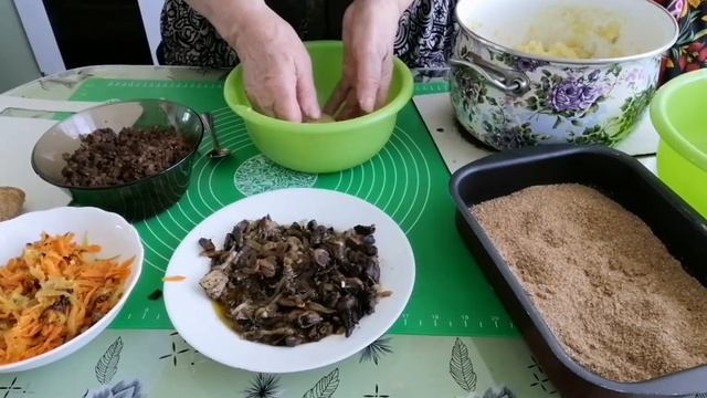 Картофельные зразы с мясом, грибами, жареным  луком и морковью. Вкусно очень.Котлеты.Зразы.