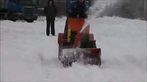 Минитрактор МТМ-10 чистит снег с передним роторным снегоуборщиком