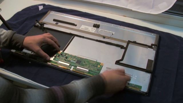 Чистка матрицы iMac от пыли и копоти // How to clean iMac display смотреть онлайн