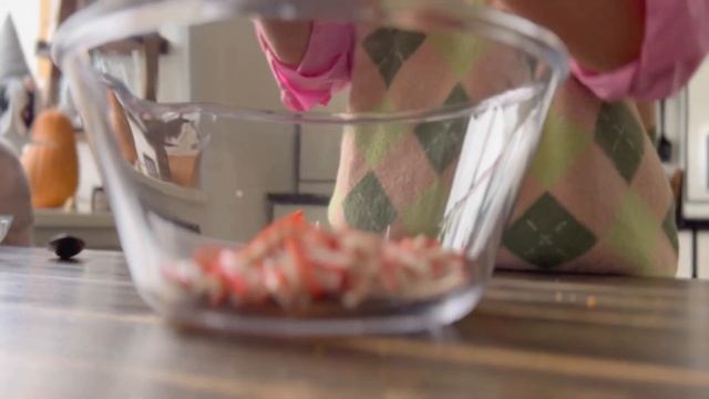 КРАБОВЫЙ САЛАТ по-новому (гости его первым съедают) | Очень вкусный! смотреть онлайн