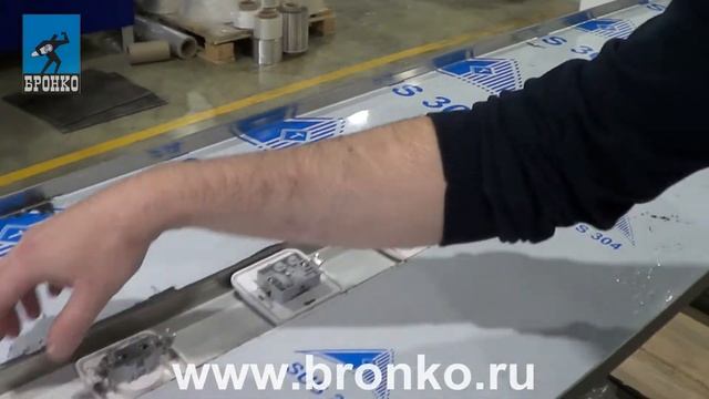 Сервоприводная горизонтальная упаковочная машина Bronkomatic 400XSE Servo смотреть онлайн