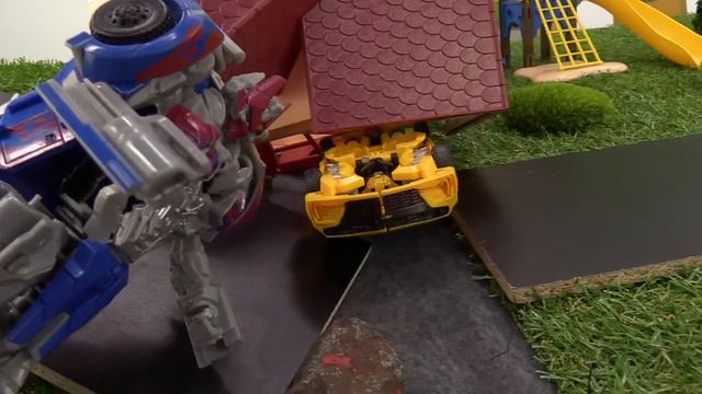 Игры для мальчиков. Трансформеры Бамблби и Оптимус в мастерской Дениса смотреть онлайн