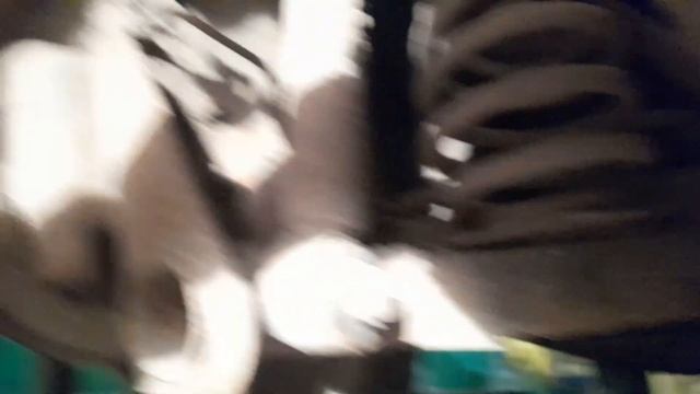 Рено Симбол. Смотрим автомобиль с низу.