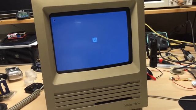 Booting the old Mac SE смотреть онлайн