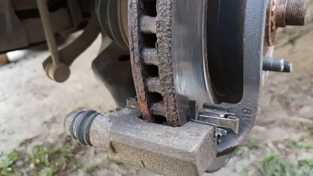 Обслуживание передних тормозных механизмов TOYOTA RAV4 4 поколения. смотреть онлайн