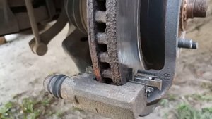 Обслуживание передних тормозных механизмов TOYOTA RAV4 4 поколения.