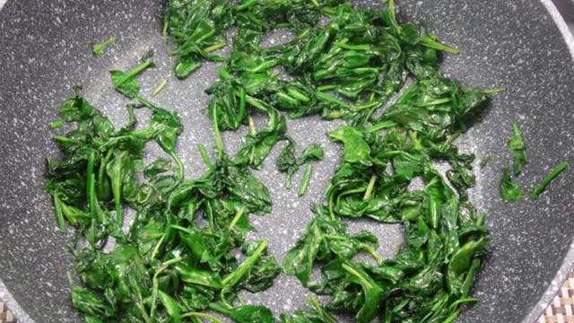 Зразы мясные со шпинатом и моцареллой
