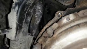 Renault Scenic RX4, снятая коробка, обзор отверстий крепления коробки к двигателю