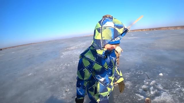 РЫБУ ЛОПАТОЙ ГРЕБУ! ПЕРВЫЙ РАЗ С СЫНОМ НА ЗИМНЕЙ РЫБАЛКЕ ПО ЛЬДУ - КЛЁВ ОТЛИЧНЫЙ! смотреть онлайн