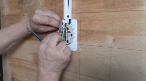 Как установить и подключить наружную электрическую розетку.