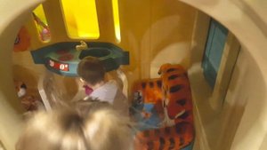 Детская игровая  площадка,Милаша играет в  Чадоград Омск Мега.