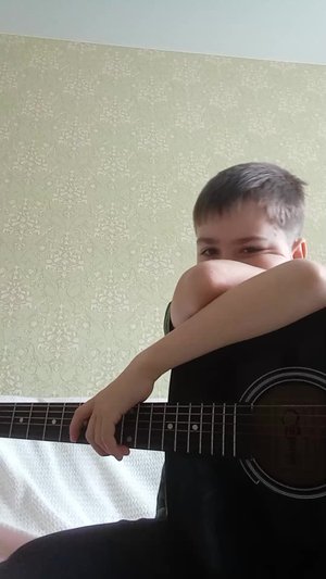 играю на гитаре