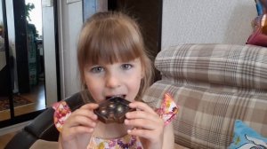 Вика и Ника челлендж шоколад как съедобное и настоящее