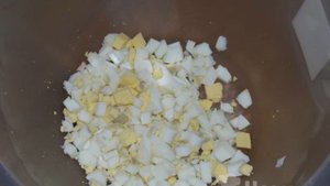 Салат с копченой грудкой и горошком