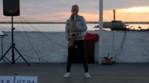 Девушка играет очень круто на Саксофоне на фоне заката! (The girl plays the Saxophone very cool )