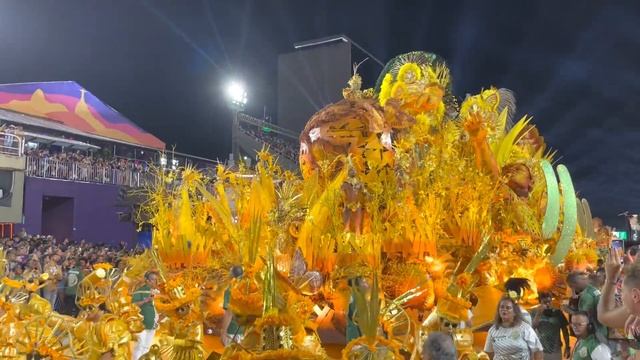 Эрика барлық фотосуреттерді шрифттейді Көліктегі секс мультфильм