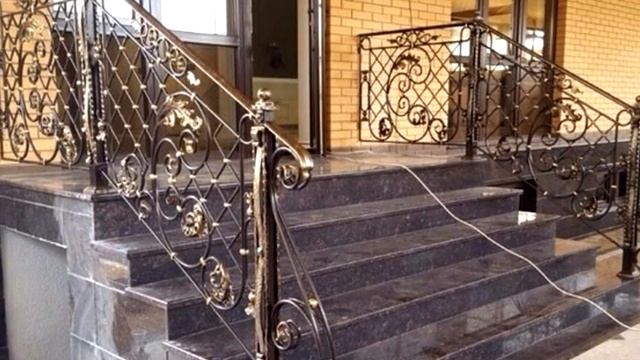 Кованые перила на крыльцо частного дома, дизайн кованых перил