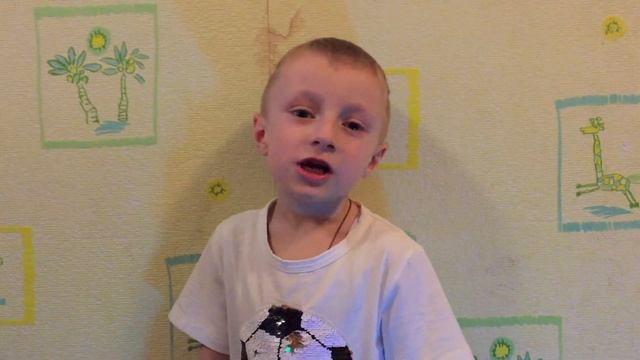 Никита рассказывает детское стихотворение про маму