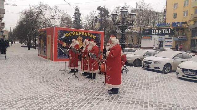 Деды Морозы у ТЦ "Муравей" в Нижнем Новгороде смотреть онлайн