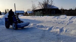 Шустрый минипогрузчик чистит снег