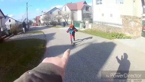 Самокатерские будни: делаю трюки на скуте и катаюсь.